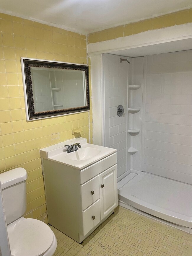 1077 Martinstein Ave in Bay Shore, NY - Foto de edificio - Building Photo