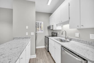 Lander Place Apartments- 611 Highland Park Dr in Greenwood, SC - Foto de edificio - Building Photo