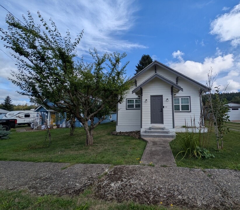 320 S 2nd St in Mccleary, WA - Building Photo