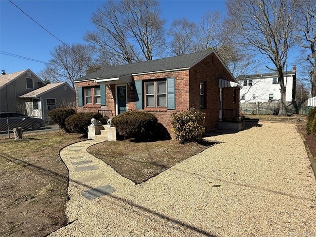 21 Sherwood Dr in Mastic Beach, NY - Building Photo - Building Photo