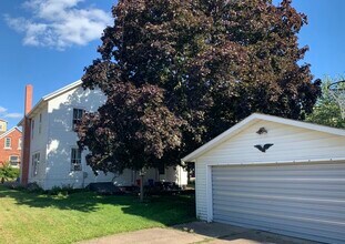 702 S 1st St in Guttenberg, IA - Foto de edificio - Building Photo