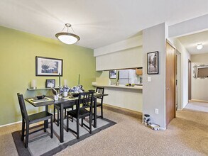 Woodland Villa Apartments in Westland, MI - Foto de edificio - Building Photo