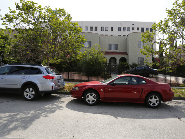 710 S Gramercy Pl in Los Angeles, CA - Foto de edificio - Building Photo
