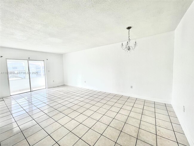 110 Royal Palm Rd in Hialeah Gardens, FL - Foto de edificio - Building Photo