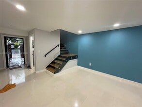 7021 SW 105th Ct in Miami, FL - Foto de edificio - Building Photo