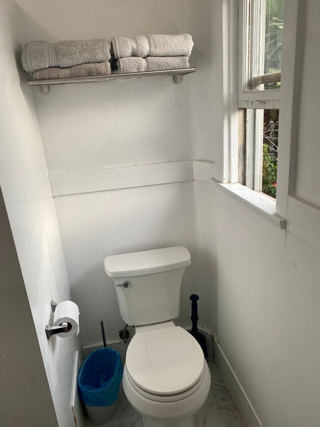 2102 6th St, Unit 1 in Santa Monica, CA - Building Photo - Building Photo