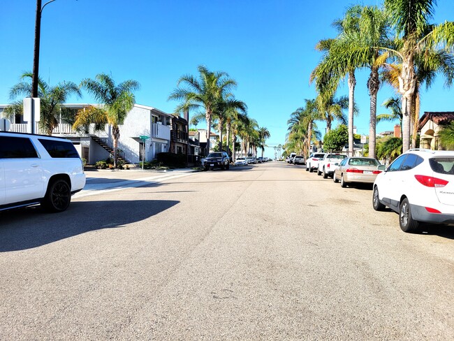 209 4th St, Unit C in Seal Beach, CA - Foto de edificio - Building Photo