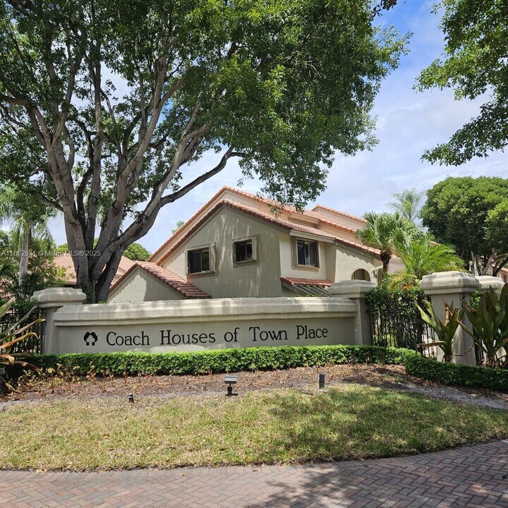 5621 Coach House Cir in Boca Raton, FL - Building Photo