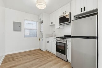 2425 S Ridgeley Dr in Los Angeles, CA - Building Photo - Building Photo