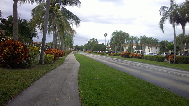 7257 Golf Colony Ct-Unit -203 in Greenacres, FL - Foto de edificio - Building Photo