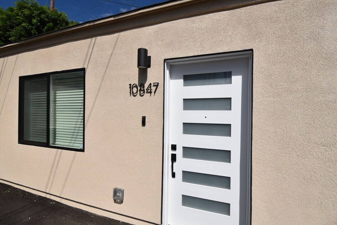 10839 Moorpark St in Los Angeles, CA - Building Photo