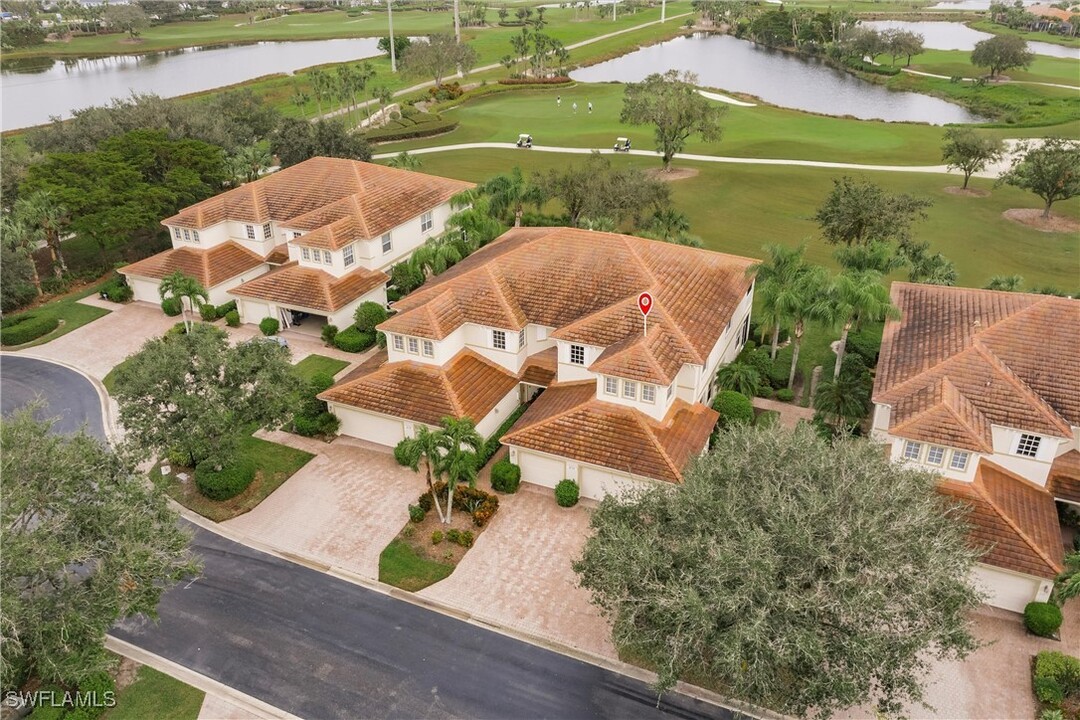 3010 Meandering Way in Ft. Myers, FL - Foto de edificio