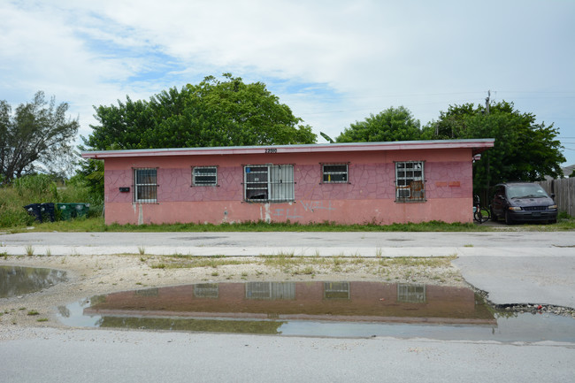 4 Unit Apartment in Miami, FL - Building Photo - Building Photo