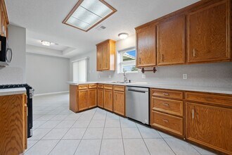 470 W Houston St in Highlands, TX - Building Photo - Building Photo