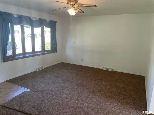 4625 Candlelight Dr in Davenport, IA - Building Photo - Building Photo