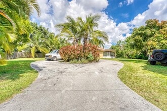 5130 SW 208th Ln in Southwest Ranches, FL - Foto de edificio - Building Photo
