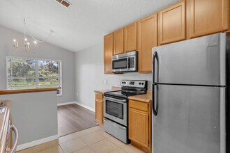 13820 Mirror Lake Dr in Orlando, FL - Building Photo - Building Photo