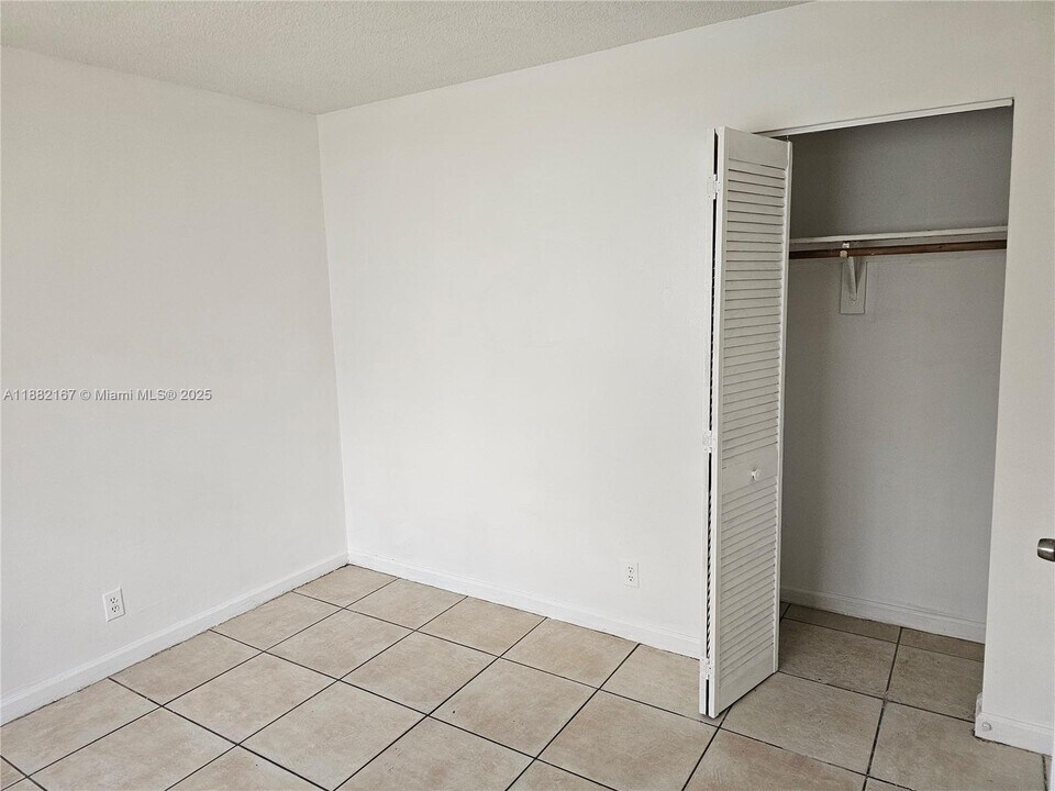 2451 NW 8th Pl in Fort Lauderdale, FL - Building Photo