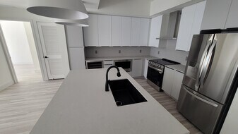 2431 NE 187th St, Unit B2 in Miami, FL - Building Photo