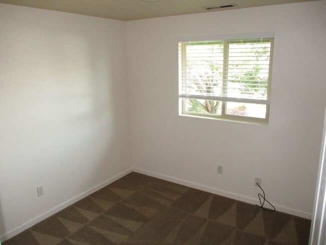 147-149 Omni Cir in Medford, OR - Building Photo - Building Photo