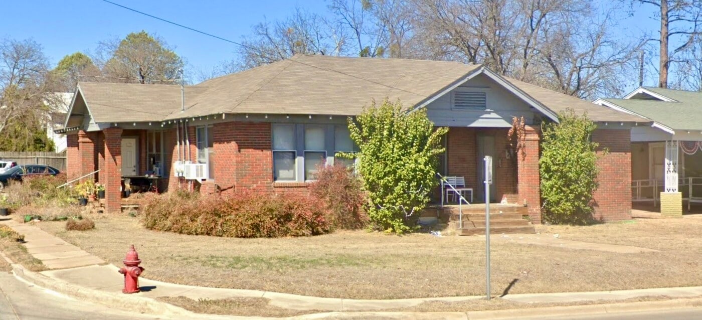 1913 Coggin Ave, Unit B in Brownwood, TX - Building Photo