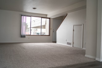 627 N Tweedt St in Kennewick, WA - Foto de edificio - Building Photo