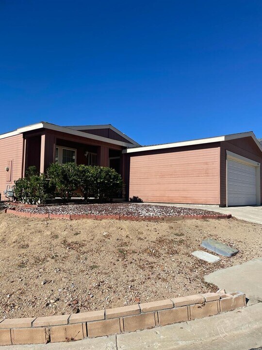 2424 Crest View Ct in Rosamond, CA - Building Photo