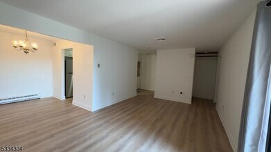 5 Evergreen Dr, Unit 285 in Clinton, NJ - Building Photo - Building Photo