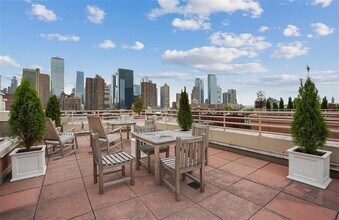 350 W 50th St in New York, NY - Building Photo - Building Photo