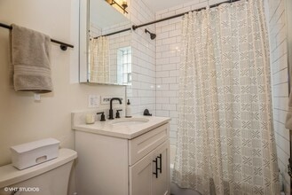 2201 N Campbell Ave, Unit 2 in Chicago, IL - Building Photo - Building Photo