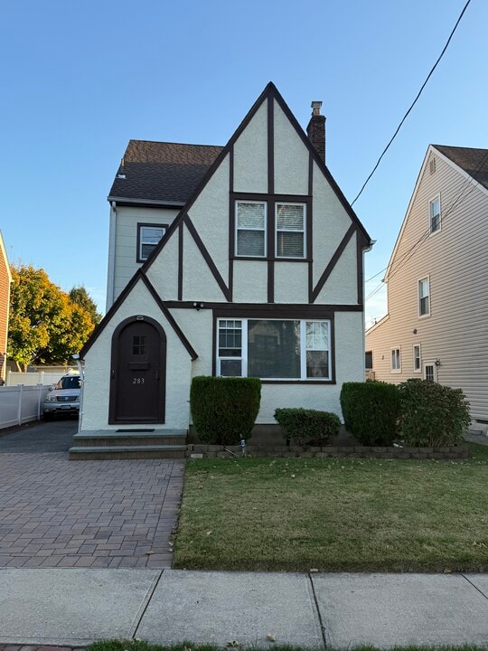 283 Houston Ave, Unit 1st floor in Mineola, NY - Building Photo