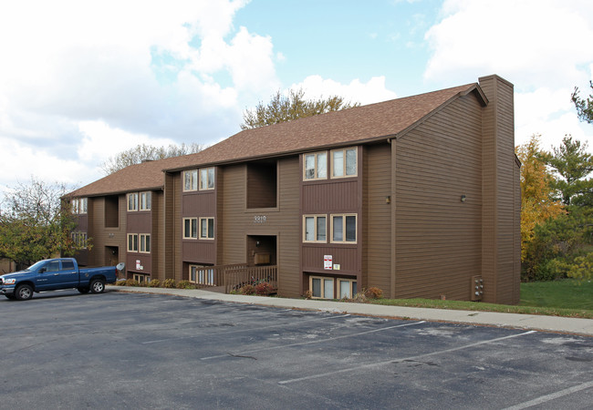 Foxwood Village Apartments in Rockford, IL - Foto de edificio - Building Photo