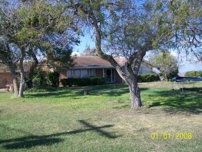 Cottonwood in Taft, TX - Building Photo