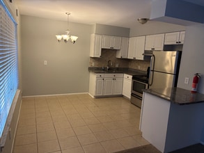 19815 E 14 Mile Rd, Unit 19817 in Clinton Township, MI - Foto de edificio - Building Photo