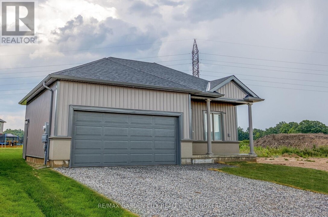 34 Bounty Ave in Thorold, ON - Building Photo