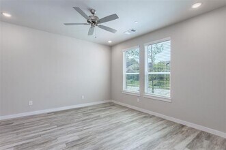 1328 Creekbank Dr in McKinney, TX - Foto de edificio - Building Photo