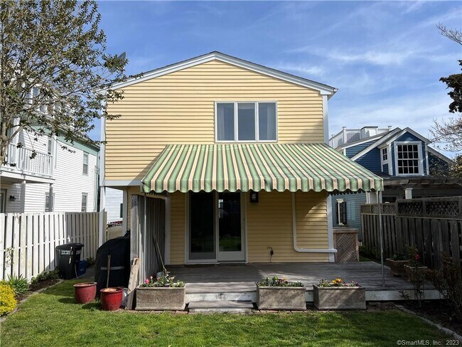 15 Trumbull St in Stonington, CT - Building Photo - Building Photo