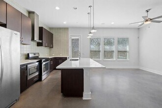 8922 Menchaca Rd in Austin, TX - Building Photo - Building Photo