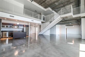 900 S Las Vegas Blvd in Las Vegas, NV - Foto de edificio - Building Photo