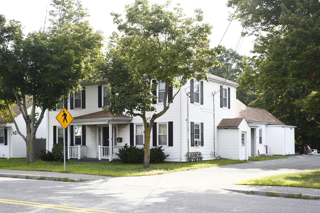 335 Washington St in Abington, MA - Building Photo