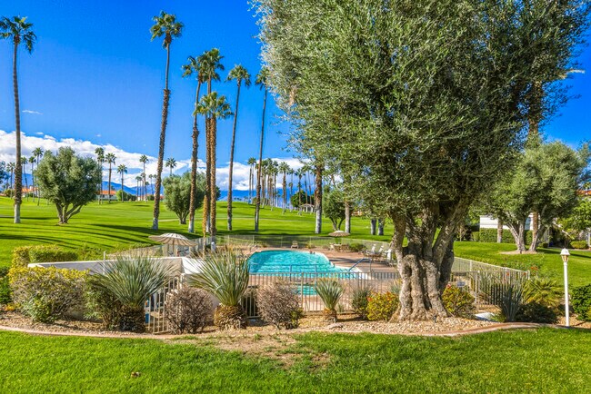 289 Vista Royale Cir W in Palm Desert, CA - Building Photo - Building Photo