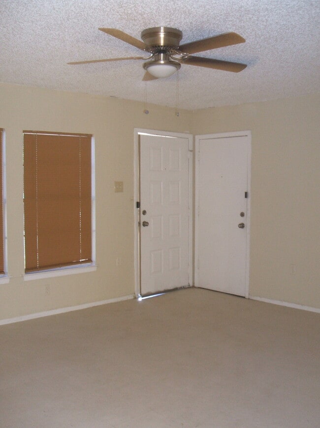 4862 Cobb Valley in San Antonio, TX - Foto de edificio - Building Photo