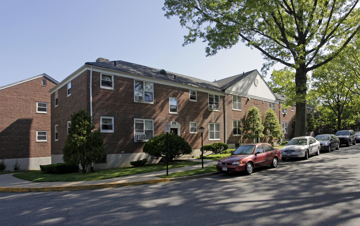 Millbrook Apartments in Great Neck, NY - Foto de edificio