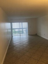 711 N Pine Island Rd-Unit -212 in Plantation, FL - Foto de edificio - Building Photo