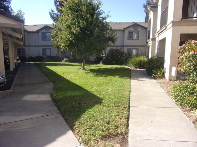 2001 Eastwood Dr in Vacaville, CA - Foto de edificio - Building Photo
