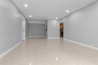 7953 SW 104th St in Miami, FL - Building Photo - Building Photo