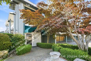 7924 212th St SW in Edmonds, WA - Building Photo