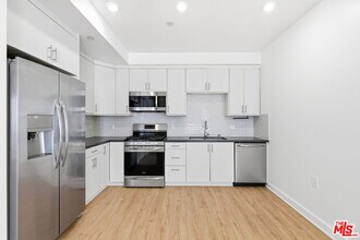 11408 W Sarah St in Burbank, CA - Building Photo - Building Photo