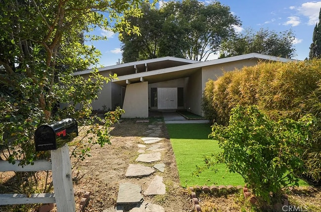 8763 Lurline Ave in Winnetka, CA - Foto de edificio - Building Photo