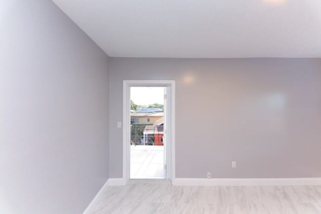 property at 921 N 19th Ave